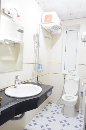 A bathroom at Khách sạn Anh Đào
