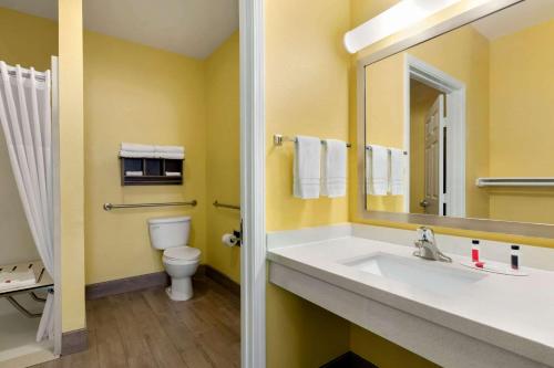 Koupelna v ubytování Days Inn by Wyndham Port Aransas TX