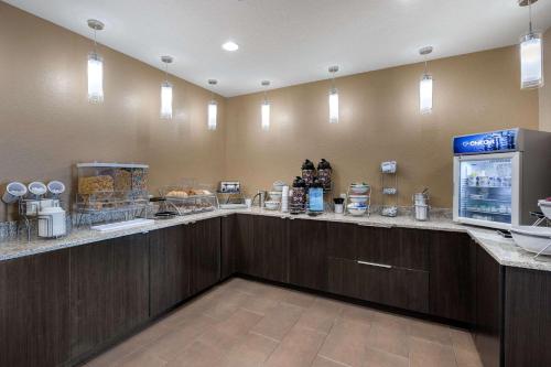 een lobby met een bar met eten en drinken bij Comfort Inn & Suites Cedar Rapids CID Eastern Iowa Airport in Cedar Rapids
