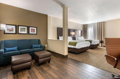 een hotelkamer met een bed en een bank bij Comfort Inn & Suites Cedar Rapids CID Eastern Iowa Airport in Cedar Rapids