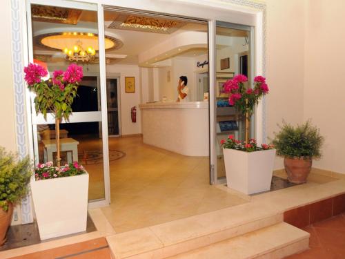 Lobi atau kawasan kaunter penerimaan di Sea Breeze Hotel and Apartments