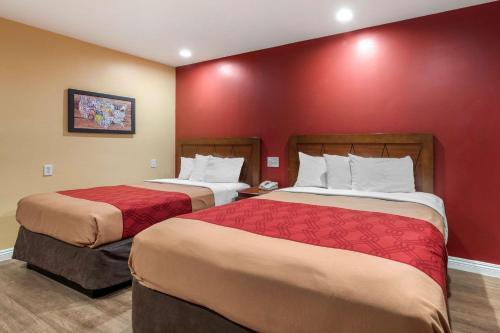 En eller flere senge i et værelse på Rodeway Inn Carson - Los Angeles South