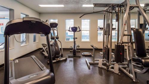 a gym with several treadmills and tread machines at Best Western Salbasgeon Inn & Suites in Reedsport