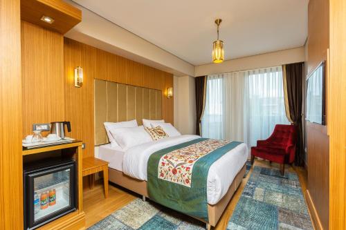 Habitación de hotel con cama y TV en Obelisk Hotel & Suites, en Estambul