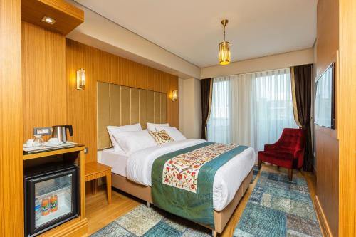 une chambre d'hôtel avec un lit et une télévision dans l'établissement Obelisk Hotel & Suites, à Istanbul
