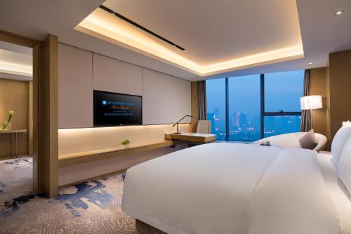 Postel nebo postele na pokoji v ubytování Wyndham Grand Plaza Royale Yuzhou Xiamen Wuyuan Bay