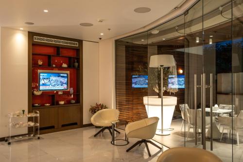 Una televisión o centro de entretenimiento en The Key Beirut