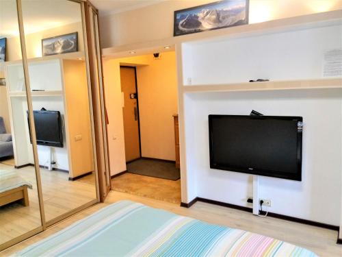 モスクワにあるIstok Apartmentsのリビングルーム(薄型テレビ、鏡付)