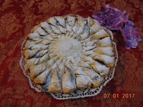 a pie sitting on top of a table at La Mia Casa per Tutti in Cerveteri