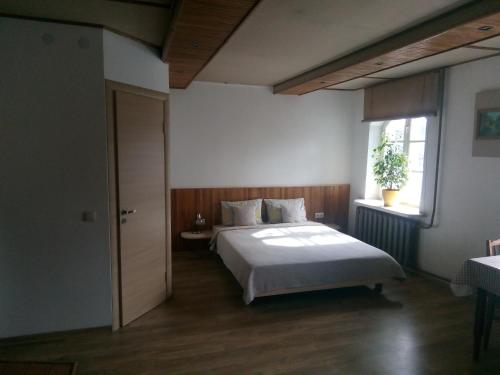 1 dormitorio con cama y ventana en Marigolds en Sigulda