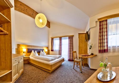 Postel nebo postele na pokoji v ubytování Hotel Salzburgerhof