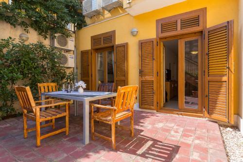 un tavolo e sedie seduti su un patio di Villa Mimma Dubrovnik a Dubrovnik