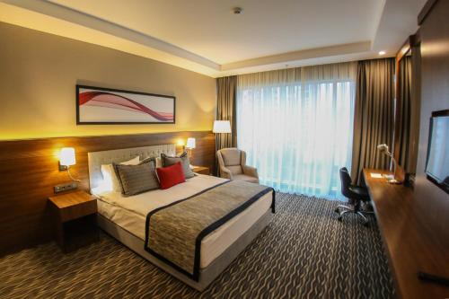 Posteľ alebo postele v izbe v ubytovaní Ramada by Wyndham Nigde