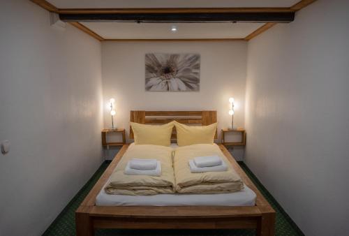 
Ein Bett oder Betten in einem Zimmer der Unterkunft Hotel Restaurant Alatsee
