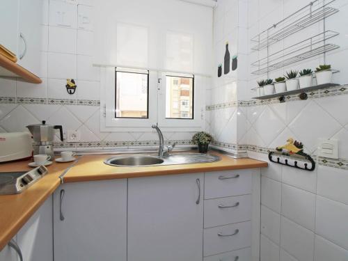 A kitchen or kitchenette at Del parque flats malagueta beach