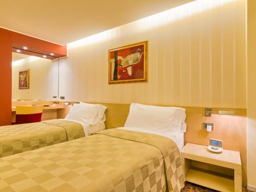 Ένα ή περισσότερα κρεβάτια σε δωμάτιο στο Vega Hotel
