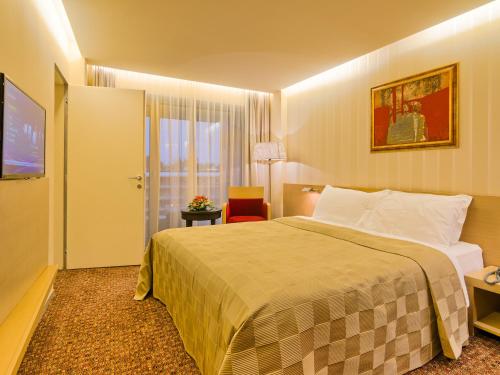Ένα ή περισσότερα κρεβάτια σε δωμάτιο στο Vega Hotel