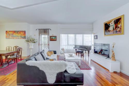 Charming spacious 4BR apt near the sea