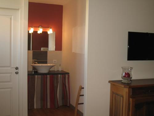 a bathroom with a sink and a mirror at Les Glycines - Domaine Gilles Coperet in Régnié