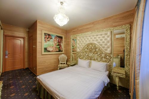um quarto com uma cama e um lustre em Sunflower Avenue Hotel Moscow em Moscou