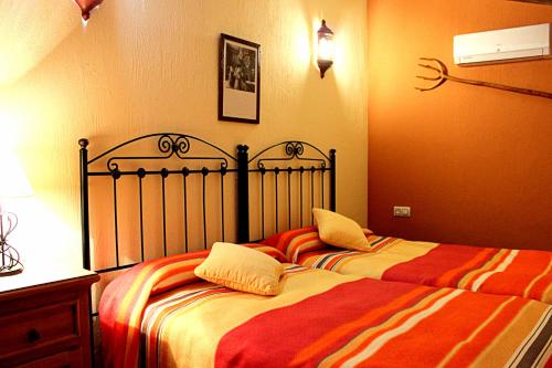 En eller flere senge i et værelse på Alojamiento rural El Agüelo
