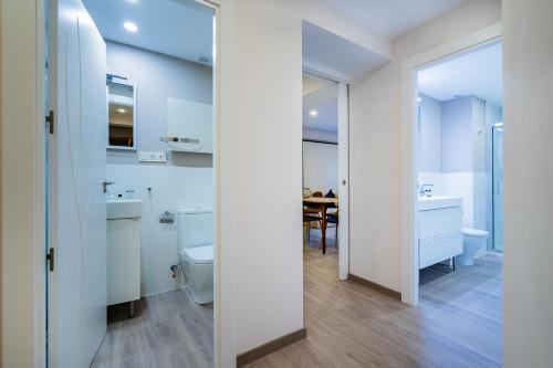 Bathroom sa Exclusive quietness in the heart of Madrid with Public Parking, Breakfast, 2 bathrooms