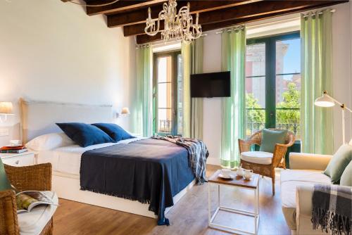 a bedroom with a bed and a living room at AlohaMundi Salvador in Seville
