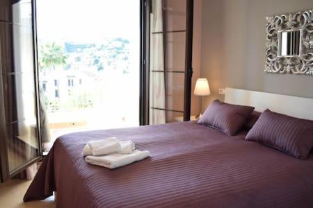 fioletowe łóżko z dwoma ręcznikami na górze w obiekcie Marbella, Los Arqueros Golf & Country Club, Sleeps 7 plus 1 child w Marbelli