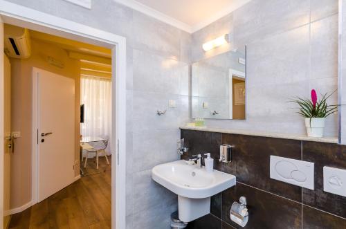 bagno con lavandino e specchio di Villa Flores a Dubrovnik