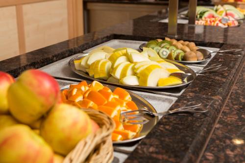 a buffet with three plates of fruit on a counter at Sportpark Rabenberg in Breitenbrunn