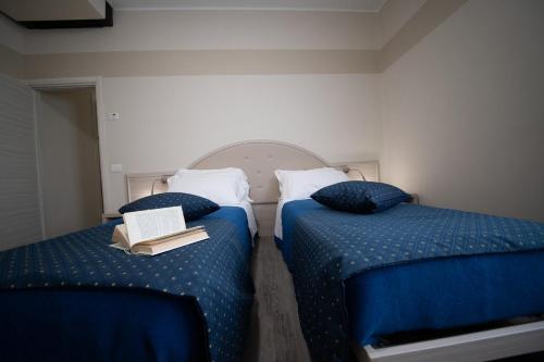 Ένα ή περισσότερα κρεβάτια σε δωμάτιο στο HOME HOTEL