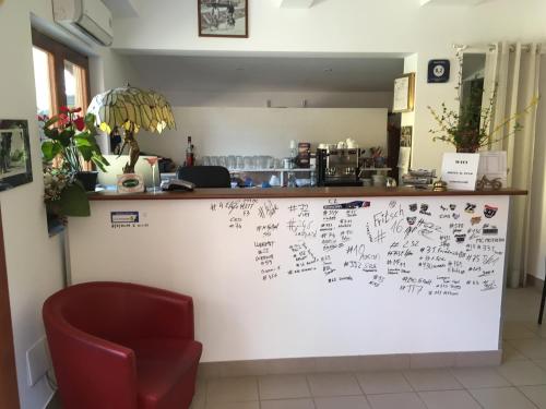 un mostrador con escritura en la pared de un restaurante en Hotel Il Pino, en Garlasco