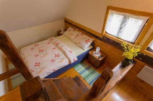a small bedroom with a bed and a window at Pension Kezele in Graberje Ivanićko