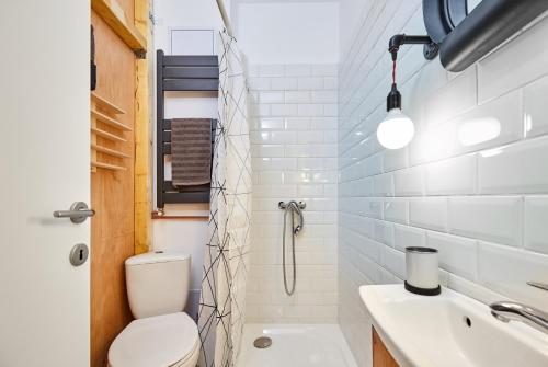 uma casa de banho com um WC e um lavatório em Rezident Predeal em Predeal