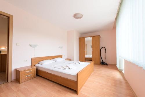 En eller flere senge i et værelse på GT Green Fort Beach Apartments