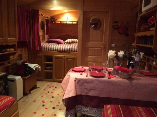 um quarto com uma mesa com placas vermelhas em Gite Insolite "La Roulotte des Elfes", Au Milieu de Nulle Part em Outines