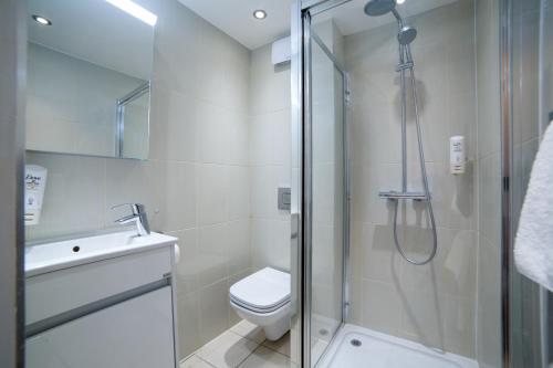 A bathroom at Elysee Hyde Park 