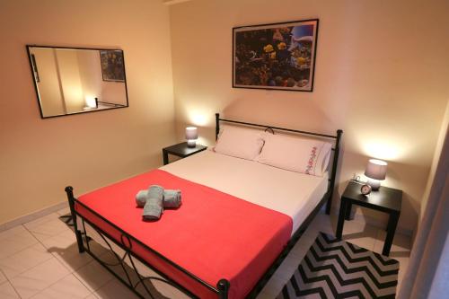 ein Schlafzimmer mit einem Bett mit einem Teddybär drauf in der Unterkunft Kleisthenes' apartment in Athen