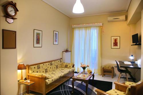 Posedenie v ubytovaní Kleisthenes' apartment