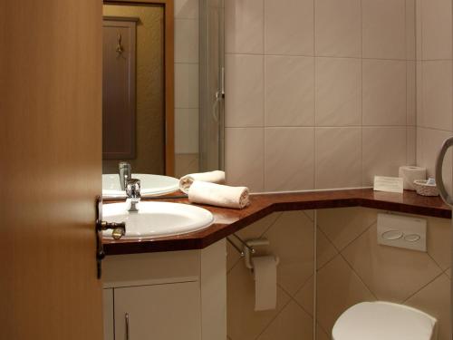 Et badeværelse på Gasthof-Hotel Dilger