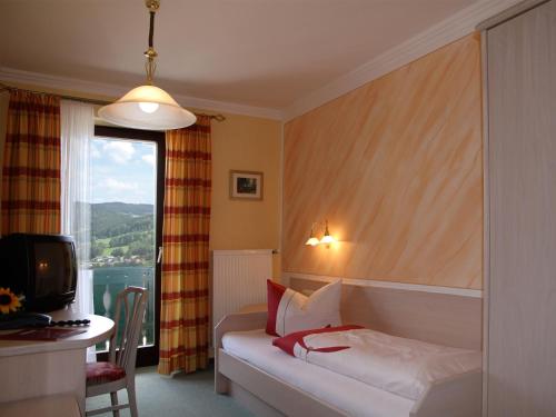 Кровать или кровати в номере Gasthof-Hotel Dilger