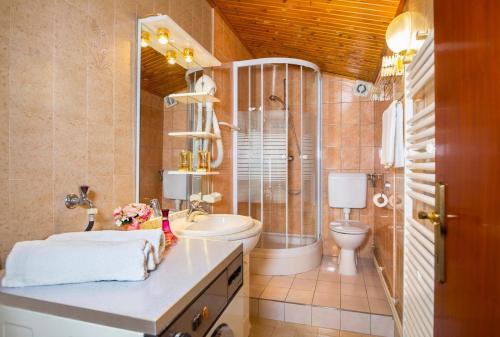 bagno con lavandino e servizi igienici di Apartments Gracia - with great view a Rabac