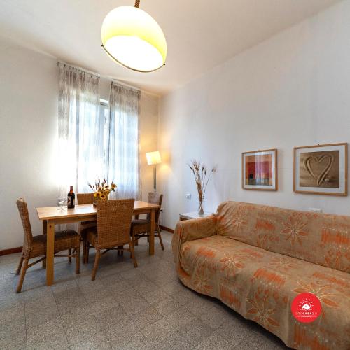 a living room with a couch and a table at Fattoria Battilana in Marina di Carrara