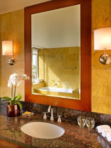  Regent Warsaw Hotel -  Room  picture :   Tea/Coffee maker    Shower    Bath                           