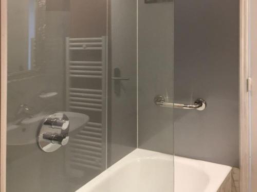 une salle de bain avec une douche en verre avec un lavabo dans l'établissement Belle Epoque Studio, à Nice