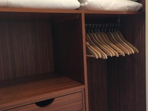 un placard en bois avec des étagères en bois et un lit dans l'établissement Belle Epoque Studio, à Nice