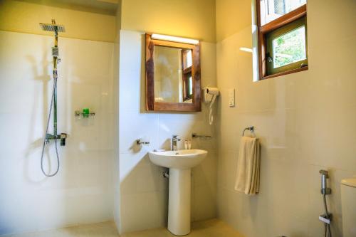 Fresco Water Villa tesisinde bir banyo