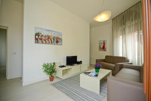 a living room with a couch and a television at Residence La Fontaine in Venice-Lido