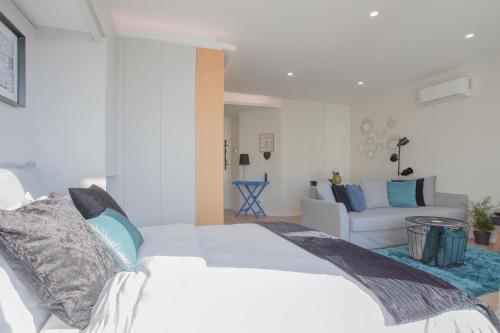 Postel nebo postele na pokoji v ubytování Liiiving in Porto I Bright Light Studio