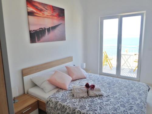 Apartment ELA enjoy breathtaking seaview tesisinde bir odada yatak veya yataklar